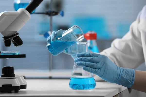 Wissenschaftler Gießt Probe Fläschchen Labor Nahaufnahme — Stockfoto