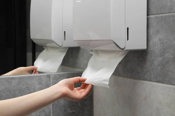 Vrouw Het Nemen Van Nieuwe Verse Papieren Handdoek Van Dispenser — Stockfoto