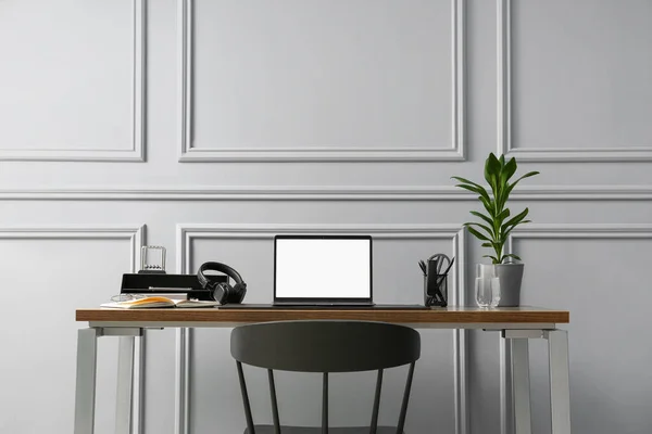 Snygg Arbetsplats Med Laptop Krukväxt Och Pappersmaterial Träbord Nära Ljusgrå — Stockfoto