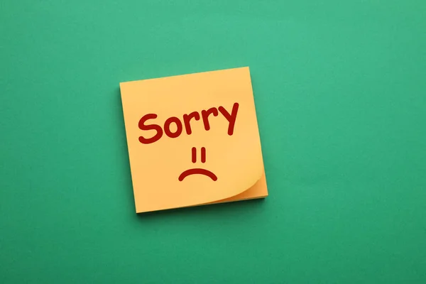 Apology Sticky Note Word Sorry Drawn Sad Face Green Background — Stock Photo, Image