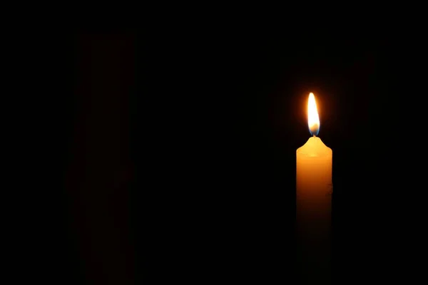 Eine Brennende Kerze Auf Schwarzem Hintergrund Platz Für Text — Stockfoto