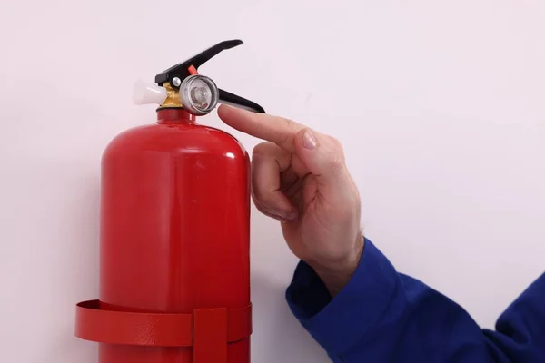 Hombre Comprobando Calidad Del Extintor Incendios Interiores Primer Plano — Foto de Stock