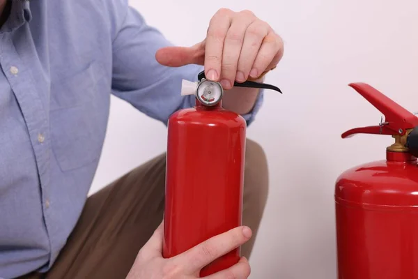 Hombre Que Comprueba Calidad Los Extintores Incendios Interiores Primer Plano — Foto de Stock