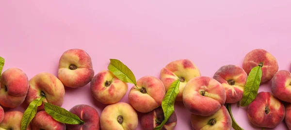 Fresh Flat Peaches Pink Background Top View Banner Design Space — Stock Photo, Image