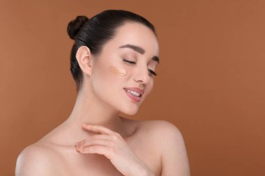 Esmer arka planda temeli olan bir kadın. Metin için boşluk