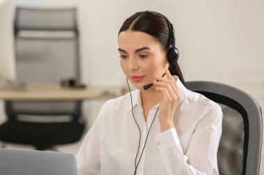 Ofiste çalışan telefon operatörü.