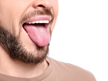 Dilini beyaz arka planda gösteren mutlu adam, yakın plan