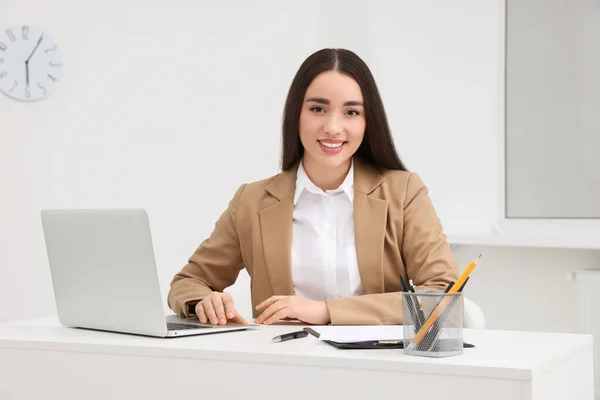 Νεαρή Εκπαιδευόμενη Που Εργάζεται Φορητό Υπολογιστή Στο Γραφείο — Φωτογραφία Αρχείου