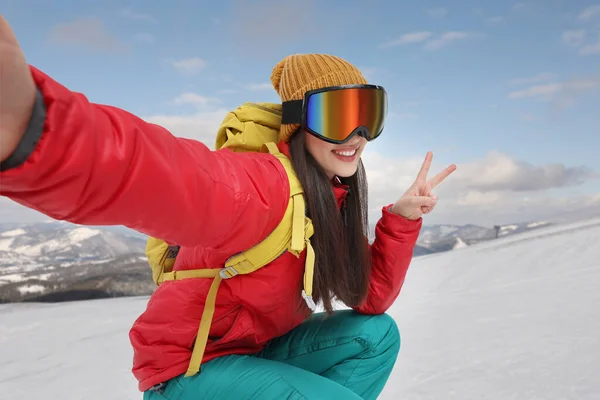 Uśmiechnięta Kobieta Okularach Narciarskich Robi Selfie Śnieżnych Górach — Zdjęcie stockowe