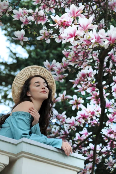 Piękna Kobieta Pobliżu Kwitnącego Drzewa Magnolii Wiosenny Dzień — Zdjęcie stockowe