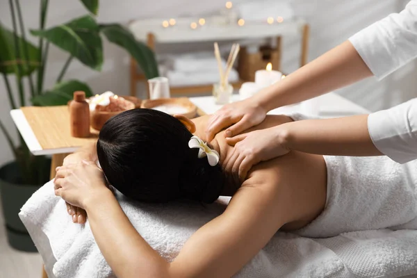 Mooie Vrouw Ontvangst Terug Massage Schoonheidssalon Close — Stockfoto