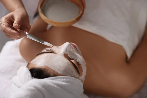 Cosmetoloog Aanbrengen Van Masker Het Gezicht Van Vrouw Spa Salon — Stockfoto