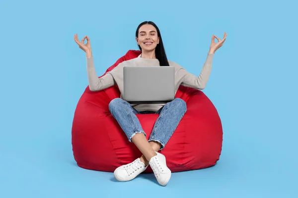 Mulher Feliz Com Laptop Sentado Cadeira Beanbag Meditando Contra Fundo — Fotografia de Stock