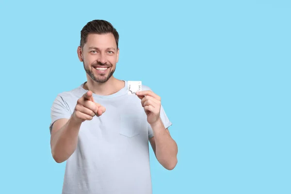 Homem Feliz Segurando Preservativo Fundo Azul Claro Espaço Para Texto — Fotografia de Stock