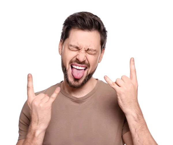 Szczęśliwy Człowiek Pokazuje Swój Język Robi Rockowy Gest Białym Tle — Zdjęcie stockowe