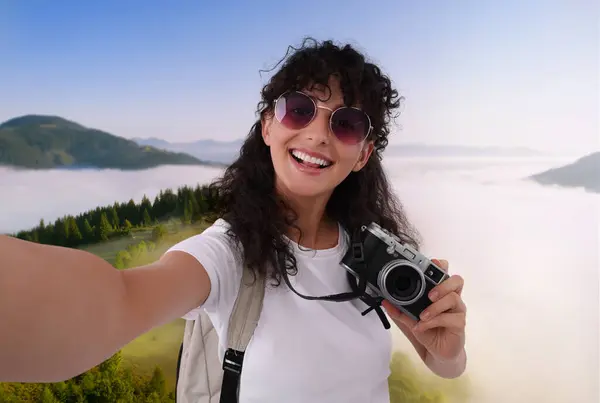 Belle Femme Lunettes Soleil Avec Caméra Prenant Selfie Montagne — Photo