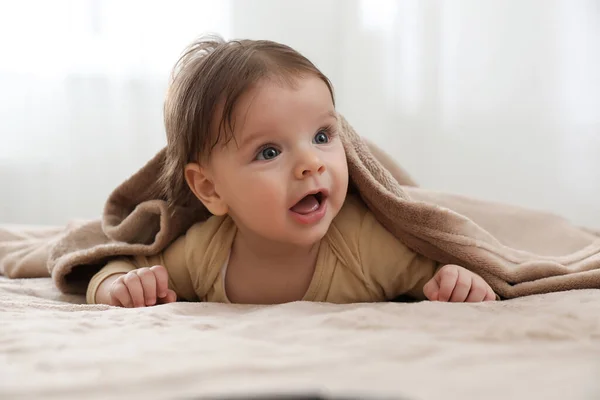 Schattige Kleine Baby Onder Plaid Bed Binnen — Stockfoto