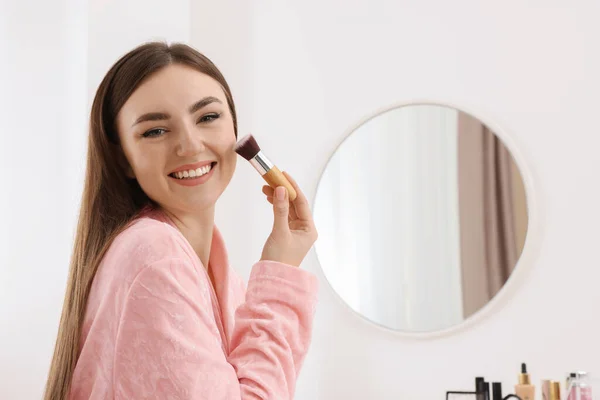Vacker Ung Kvinna Applicera Makeup Med Borste Inomhus — Stockfoto