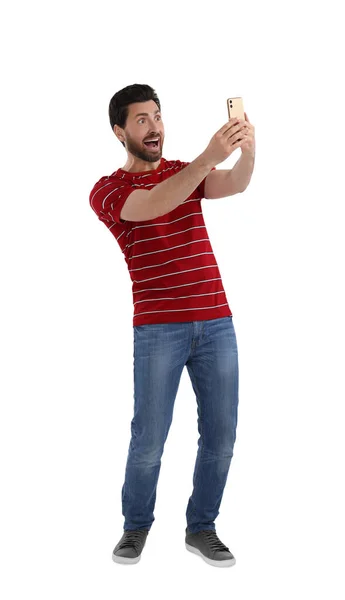 Hombre Feliz Tomando Selfie Con Teléfono Inteligente Sobre Fondo Blanco —  Fotos de Stock