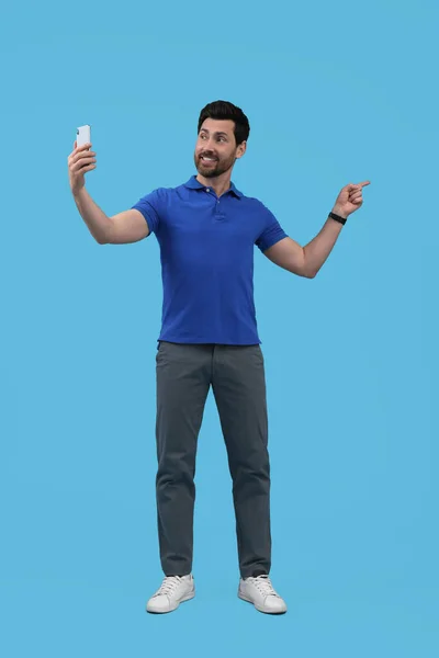 Sorrindo Homem Tomando Selfie Com Smartphone Fundo Azul Claro — Fotografia de Stock