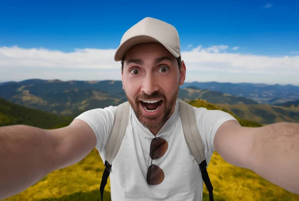 Homme Souriant Prenant Selfie Dans Belles Montagnes — Photo