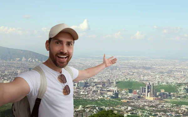 Homme Souriant Prenant Selfie Contre Vallée Avec Ville Dans Les — Photo