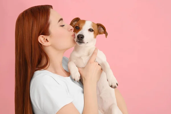 Mulher Beijando Seu Cão Bonito Jack Russell Terrier Fundo Rosa — Fotografia de Stock