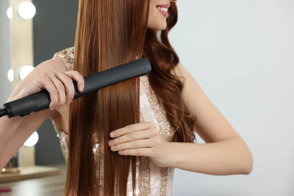 Wanita Muda Menggunakan Rambut Besi Dalam Ruangan Closeup — Stok Foto