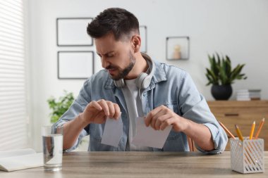 İçerideki masada fotoğraf çeken üzgün bir adam. Boşanma kavramı