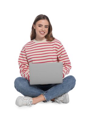 beyaz zemin üzerinde laptop ile mutlu bir kadın