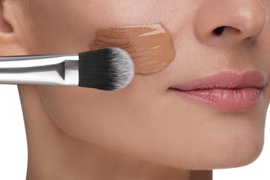 Temeli beyaz arkaplana sürtündüren kadın, yakın plan