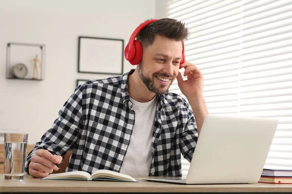Muž Sluchátkách Studující Doma Notebooku Online Kurz Překladu — Stock fotografie