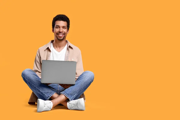 Homem Feliz Usando Laptop Contra Fundo Laranja Espaço Para Texto — Fotografia de Stock