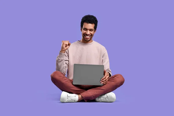 Homem Feliz Com Laptop Sentado Fundo Roxo — Fotografia de Stock