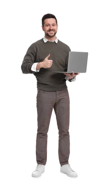 Beyaz Arka Planda Dizüstü Bilgisayarı Olan Yakışıklı Sakallı Bir Adamı — Stok fotoğraf