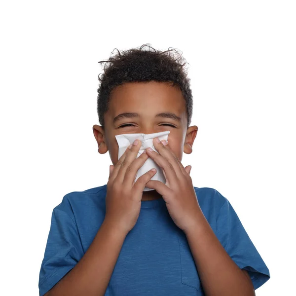 非洲裔美国男孩在白色背景的组织中吹鼻涕 感冒症状 — 图库照片