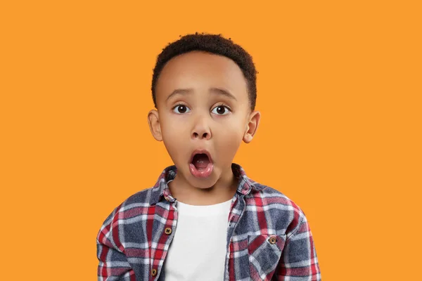 Retrato Niño Afro Americano Emocional Sobre Fondo Naranja —  Fotos de Stock