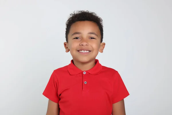 Portret Van Schattig Afrikaans Amerikaanse Jongen Lichtgrijze Achtergrond — Stockfoto