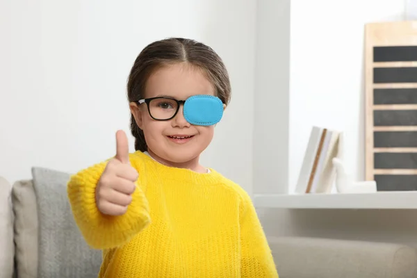Lycklig Flicka Med Munstycke Glasögon För Behandling Skelning Visar Tummen — Stockfoto
