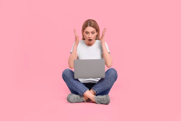 Pembe Arka Planda Dizüstü Bilgisayarı Olan Duygusal Kadın — Stok fotoğraf