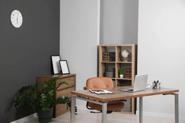 时尚的办公室 木制桌子上有现代家具和笔记本电脑 室内设计 — 图库照片