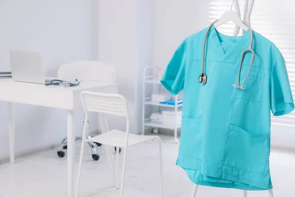 Uniforme Médical Turquoise Stéthoscope Sur Rack Clinique Espace Pour Texte — Photo