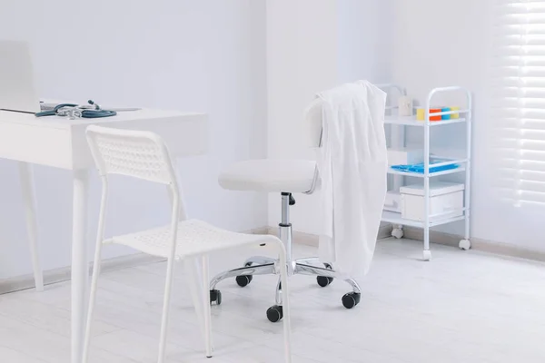 Λευκό Φόρεμα Γιατρού Κρέμεται Καρέκλα Στην Κλινική — Φωτογραφία Αρχείου