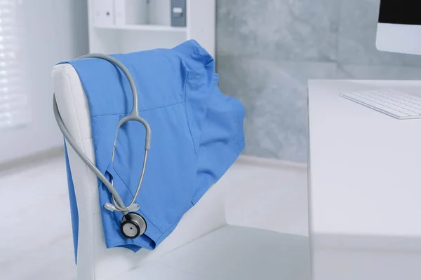 Uniforme Médical Bleu Stéthoscope Accroché Chaise Clinique — Photo
