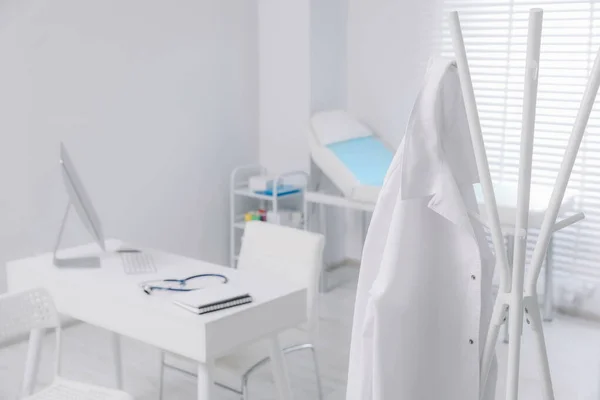 Λευκό Φόρεμα Γιατρού Κρέμεται Ράφι Στην Κλινική Χώρος Για Κείμενο — Φωτογραφία Αρχείου
