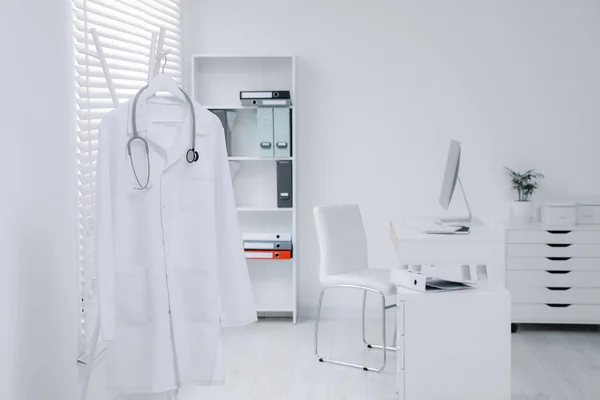 Robe Médecin Blanc Stéthoscope Suspendus Sur Rack Clinique — Photo
