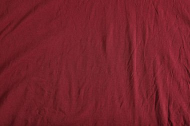 Arkaplan olarak buruşmuş koyu kırmızı kumaş, üst görünüm