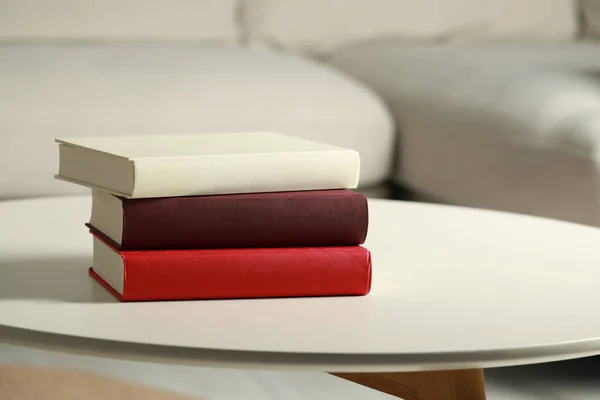 Muitos Livros Diferentes Empilhados Mesa Branca Dentro Casa Espaço Para — Fotografia de Stock