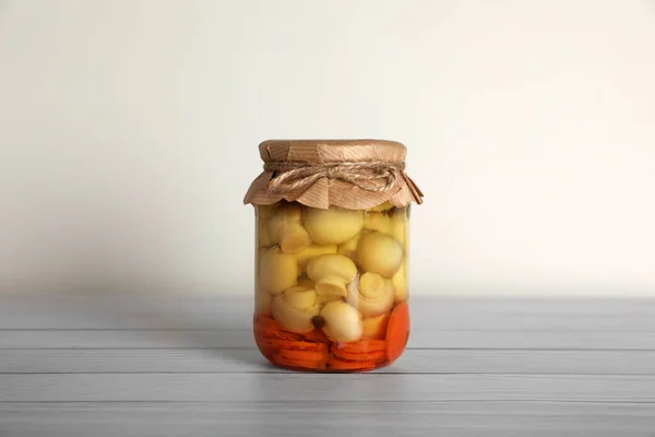 Jar Dengan Jamur Acar Dan Wortel Atas Meja Kayu Putih — Stok Foto