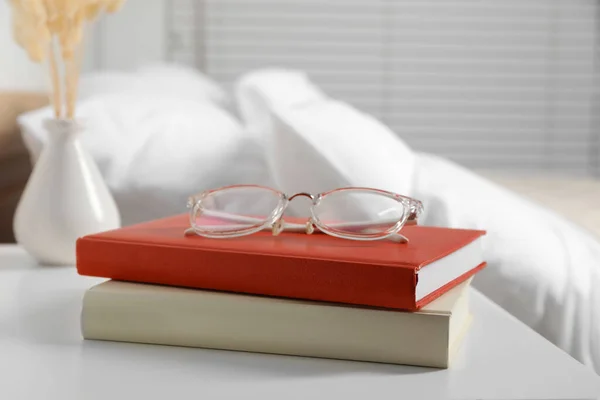 Livros Óculos Mesa Cabeceira Madeira Branca Quarto — Fotografia de Stock